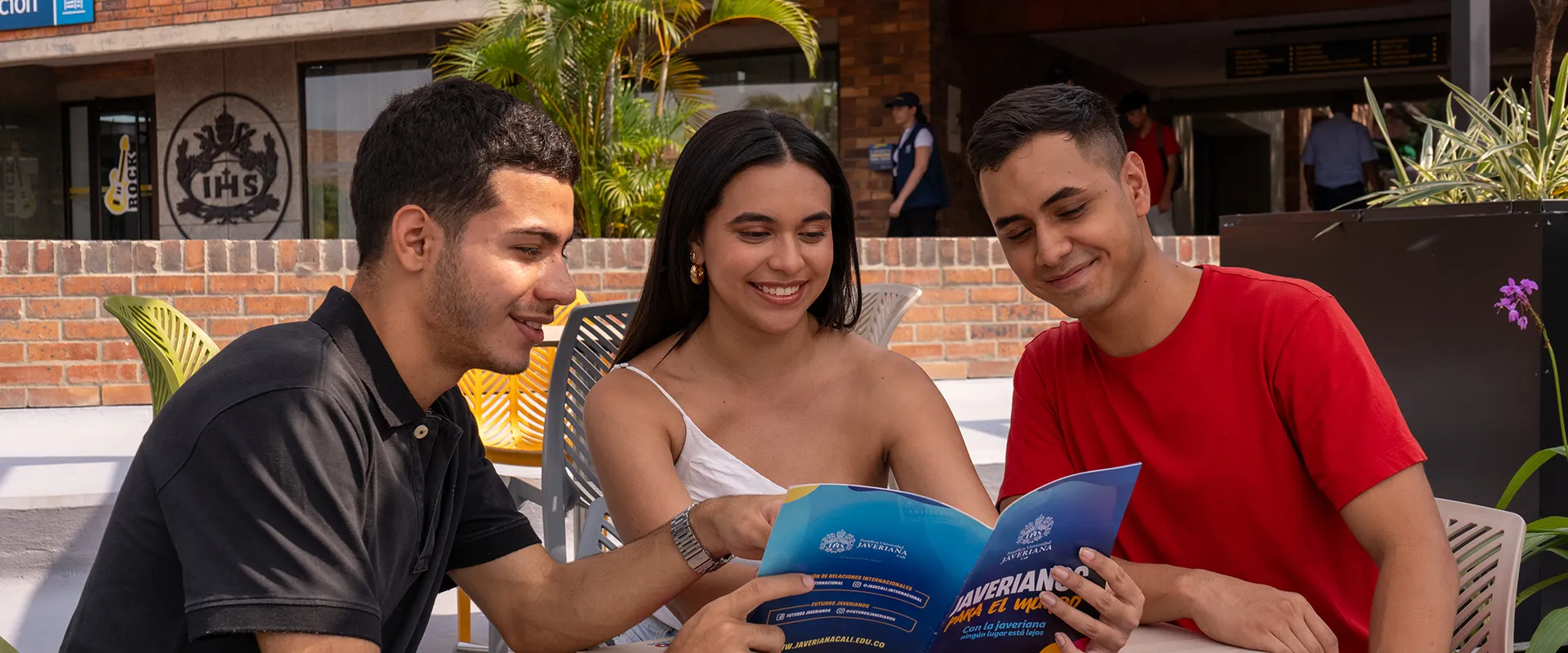 Estudiantes reunidos revisando las diferentes carreras y las opciones de beca de la Javeriana Cali