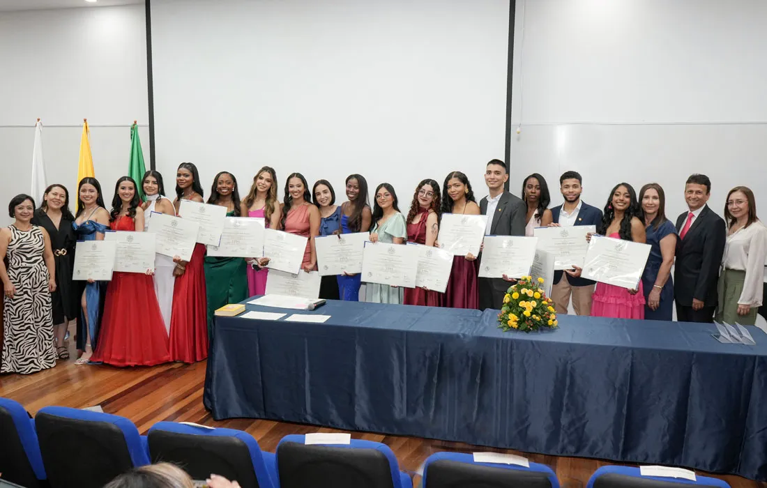 “Europa los espera”, así se vivió la ceremonia de grado de los enfermeros javerianos que iniciarán máster en España gracias al convenio con Quirón Salud
