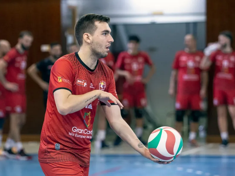 Estudiante de Administración de Empresas se destaca en la Liga de Voleibol de España