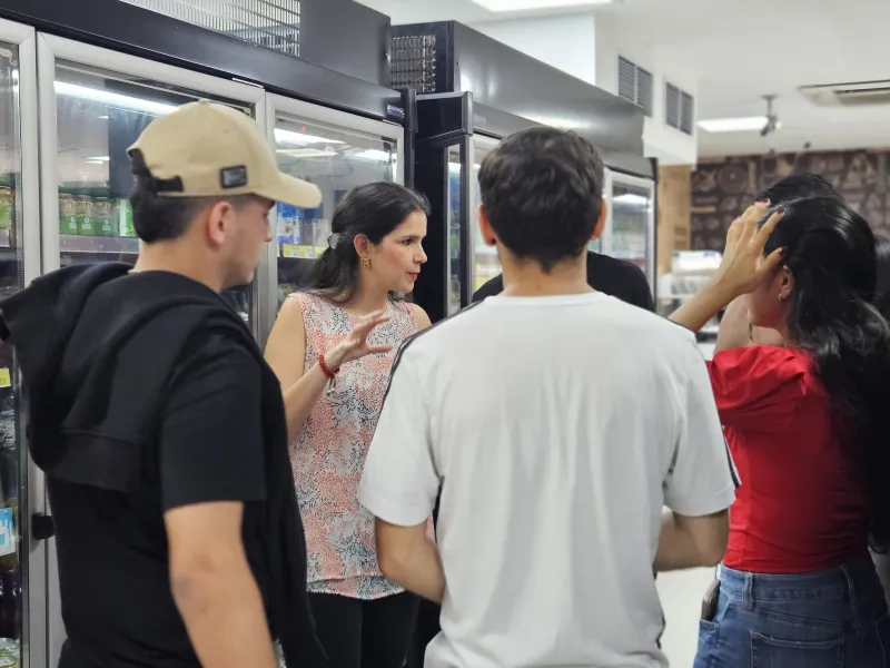 Estudiante exponiendo el producto