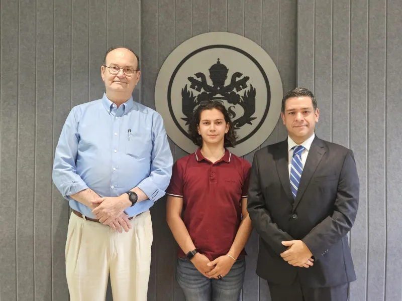 En la foto de izquierda a derecha: Vicente Durán Casa, SJ, rector de la Seccional; Santiago Loaiza González, estudiante delegado Consejo Directivo de la Seccional y Pablo Rubén Vernaza, secretario general de la Seccional.