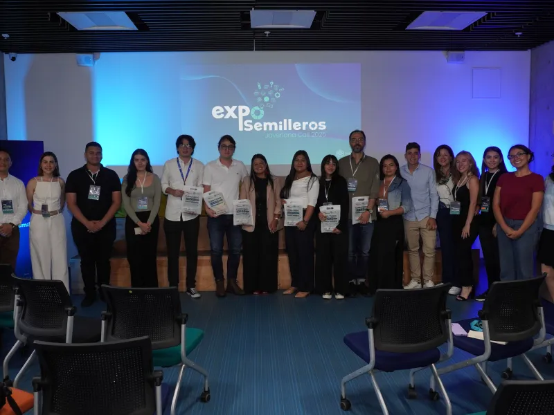 Asistentes y participantes del conversatorio “El camino del investigador: de monitor a posdoctor”