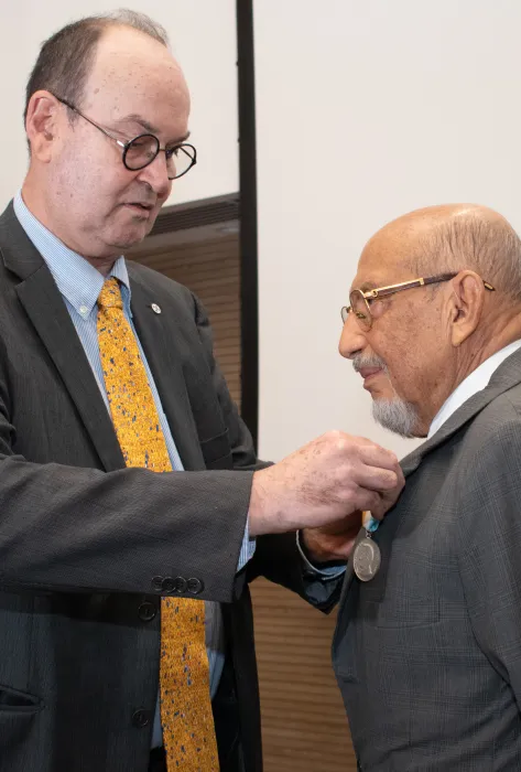 Rector de la Javeriana Cali entrega Medalla Félix Restrepo, S.J. a Luis H. Pérez Páez, le acompaña en este acto el Secretario General