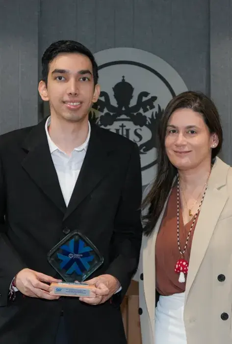 Santiago Valencia, estudiante de Derecho y Carolina Conde, Directora del Consultorio Jurídico de la Javeriana Cali